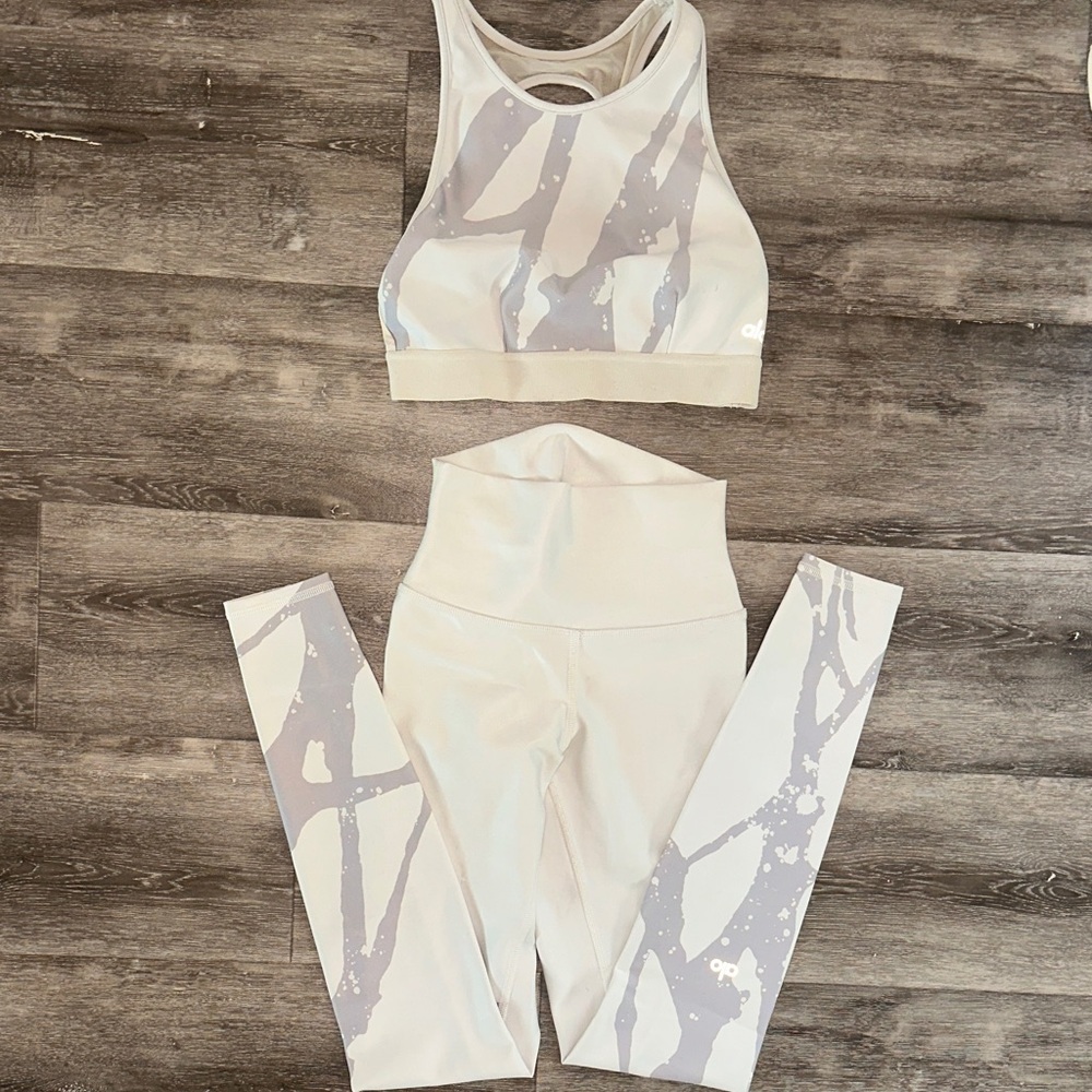 ALO Yoga White& Gray XS Leggings& small sports bra